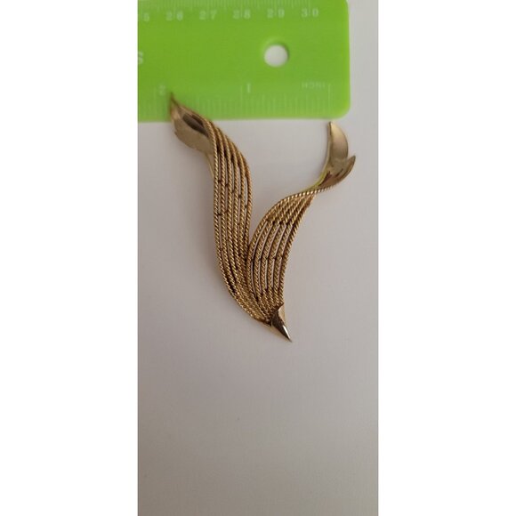 Trifari Crown Over T Gold Tone Ribbed Ribbon Brooch Pin, Signed - Picture 8 of 9